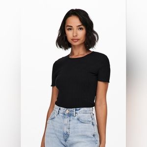 Only Jeanette cropped ribbed T-shirt in black, size L